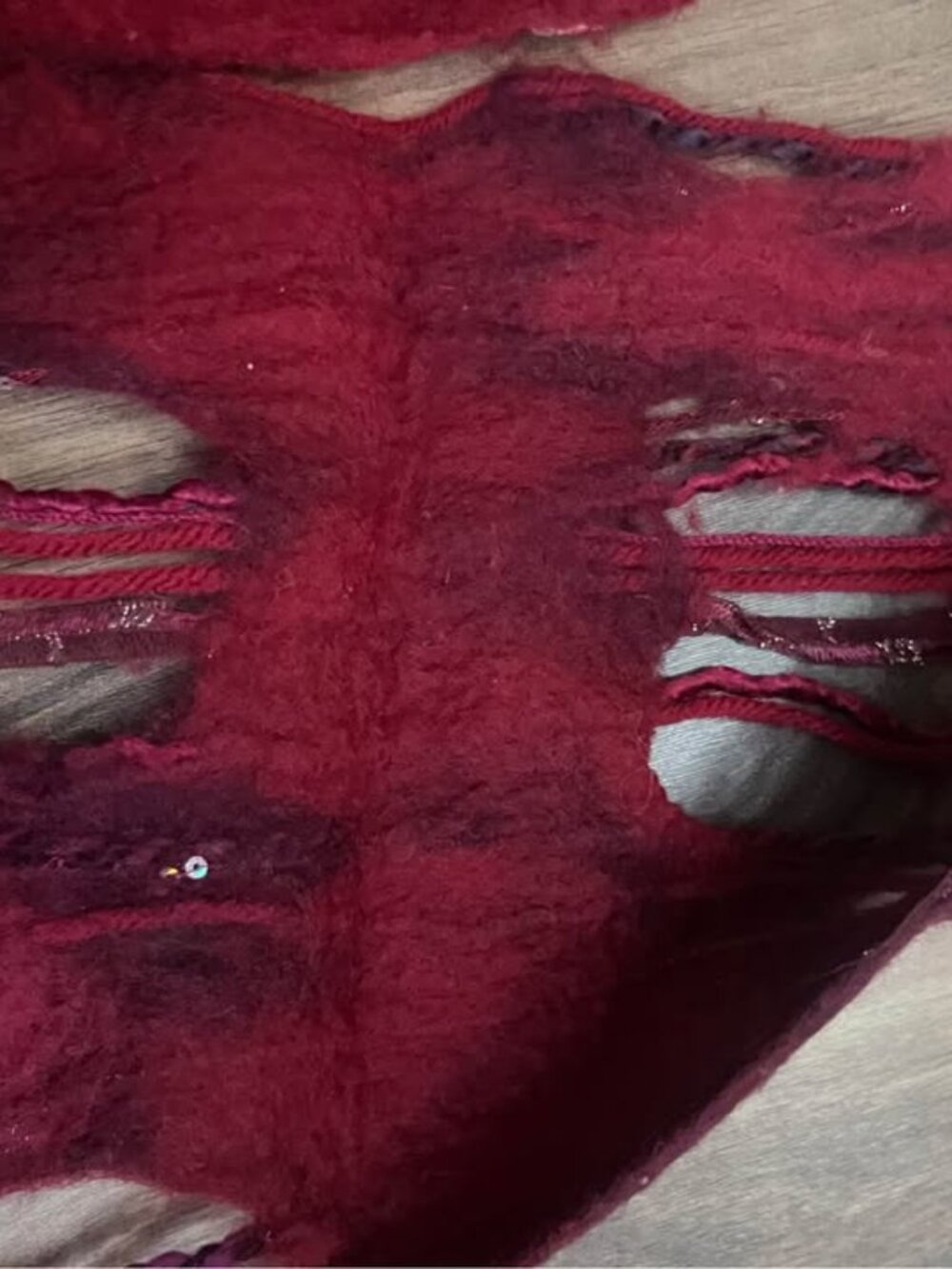 Deep red felted wool handmade scarf - Picture 4 of 4